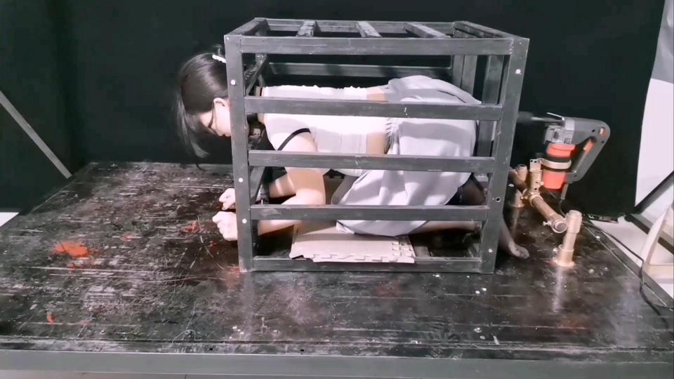 玉仙儿不好好上学,去小树林玩傻,被蒙面人袭击,直接控制在袖珍铁笼里,喂听话食物,吃了以后很乖很听话,想怎么玩就怎么玩..... 解压密码:hdsy<br>玉仙儿不好好上学,去小树林玩傻,被蒙面人用上衣把头包住蒙晕,把她控制在铁笼里,喂听话食物,吃了以后很乖很听话,想怎么玩就怎么玩,驷马吊在铁笼上,把棒棒频率调大,玩命地去刺激,瞬间SAO水狂喷,喷的SAO努浑身无力,然后在把她禁锢在铁笼里,像狗一样瘫焕在里面,趁机架起P机开火,舒服的骚奴傲傲直叫.....<br>同好定拍交流、想合作加盟的老铁请加QQ272728243微信SY118156<br><br>
