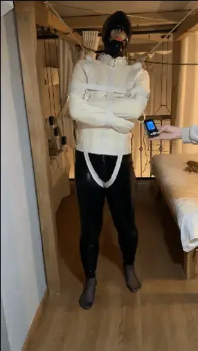 【黑魔法师】剧情向 抓住了入室的小偷 密室囚禁  日式加驷马捆绑小偷还不老实于是手用胶带缠成球 最后拘束衣吊在房梁上 电击[X_X]疯狂折磨 av棒强高 玩完后把小偷扔在屋里自己独自承受电击[X_X]   运气不好的小偷居然闯进了黑魔法师的家里，被制服后经历了一系列折磨。开始时被捆绑扔到了笼子里囚禁了很长时间，一直不老实还想逃跑，又被弄到床上捆成了驷马 身上的绑绳都链接到了房梁上<br>  不老实的手也被胶带缠成了球，就这样被放置了很久后，黑魔法师决定对小偷进行惩罚，用拘束衣吊了起来 然后给小偷插上了电击[X_X] 在一通电击折磨 av棒强高过后 。黑魔法师把电击器开到了最大 关上灯 把小偷留在了那里感受不停的折磨。<br>  作者:天津黑魔法师<br>QQ：2946045390 推特 @Melissa73142749 推上会不时更新些视频<br>接视频定拍；也可以线下现实体验 招兼职女绳模（待遇优厚）<br>网盘视频是压缩文档类型 解压后吧TXT改成mp4 解压密码heimofashi123 请不要在线解压