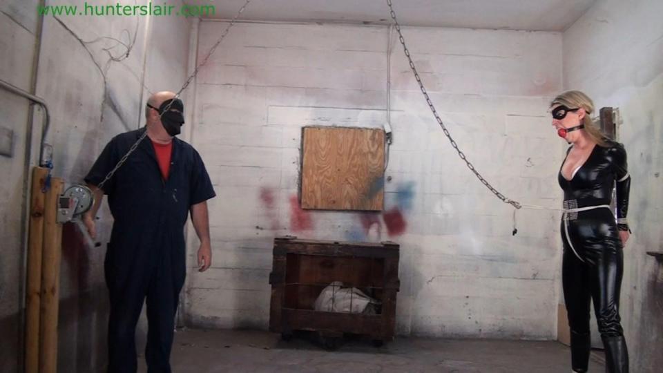 Superheroines crotch rope interrogation (WMV 3000kbps) 黑猫在巢穴中醒来时，被残酷地绑在一根柱子上。她的肘部被紧紧地压在钢柱后面，并被拉起，拴在一个环上。由于她的手腕被紧紧地绑在一起，她的前臂被融合成一个整体。她睁开眼睛，看到戴着面具的猎人站在她面前，手里拿着一个大红球塞。她要求获得自由，因为他把球塞在她的牙齿之间，并把它紧紧地绑在那里。他抓住她的脚踝，用绳子缠住它，然后把她的脚拉到托盘的一侧，把她的脚绑在另一个环上。她的另一只脚被绑在托盘的另一侧，她双腿分开站立，挣扎着用脚尖站立，以保持她被捆绑的肘部不受压力。她无助地看着他把一根绳子绑在她的腰上，然后把绳子拉到她的两腿之间，埋进她的裆部。然后，他走过去抓住一条从头顶滑轮上垂下的链子，把链子的一端拴在她的胯下绳子上。当他走到房间另一边的绞盘前，开始摇动绞盘时，她对着自己的口塞苦苦哀求。随着链条被拉得越来越紧，她两腿之间的绳子越来越深地咬在她的氨纶覆盖的裆部。当他被拉到她的脚趾上时，薄薄的氨纶材料为她可怜的[X_X]提供了很少的保护，使其不受残酷的紧裆绳的影响。当她在紧身绳索中挣扎时，猎人走过来挑逗和折磨她。他解开了她的手腕，让她无助地用手肘和胯下的绳子吊着胳膊挣扎。 <br><br><br>The Black Cat wakes up in the lair cruelly bound to a post. Her elbows are crushed tightly together behind the steel post and are pulled up and tethered to a ring. With her wrists tied tightly together her forearms are fused together as a single unit. She opens her eyes and sees the masked Hunter standing in front of her with a large red ball gag in his hands. She demands to be free as he crams the ball between her teeth and straps it tightly in place. He grabs her booted ankle and wraps a rope around it then pulls her foot to the side of the pallet and ties her foot to another ring. Her other foot is tied to the other side of the pallet and she stands with her legs spread wide apart struggling to stand on her toes to keep the pressure off her bound elbows. She watches helplessly as he ties a rope around her waist then pulls the rope down between her legs and buries it into her crotch. Then he walls over to grab a chain that hangs down from an overhead pulley and attaches the end of the chain to her crotch rope. She begs and pleads into her gag as he goes over to the winch on the other side of the room and begins to crank the winch. As the chain is pulled tighter and tighter the rope between her legs bites deeper and deeper into her spandex covered crotch. The thin spandex material offer her poor pussy little protection from the brutally tight crotch rope as he is pulled up onto her booted toes. The Hunter comes over to tease and torment her as she struggles in the tight ropes. He unties her wrists and leaves her struggling with her arms flailing about helplessly hanging by her elbows and crotch rope.  <br> 