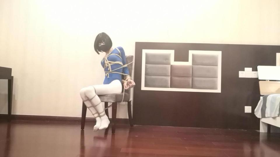 体操服椅子自缚定拍 一个小伙伴的定拍，体操服椅子上自缚，先绑腿，然后把胸绑上，背后打结，剩下的绳子等会绕在椅子靠背上固定，然后绑上大臂，把大臂拉紧在一起，打结在胸前，在拿一根绳子，中间位置搭在坐垫上，两边从底下合成一股，然后从脚腕绳子穿下去，在从靠背后面拉上来，从肩膀上的绳子穿下去，绳头做个收紧套，再把绑手的绳圈跟坐垫上的绳子锁在一起，然后一只手伸进去，把上面搭下来的收紧[X_X]在绳圈中间，另一只手再伸进去，然后腿往后踢，一只手把绳子拉紧多出来的绳子绕在手腕上就好啦，钥匙早就固定在另一头墙面上了，现在想打开只能慢慢把凳子挪过去拿到钥匙~~拿到了也不能直接打开，因为这个锁的位置非常难插钥匙~<span style='color:#b0b0b0;'>[隐藏文字，购买后可见]</span>