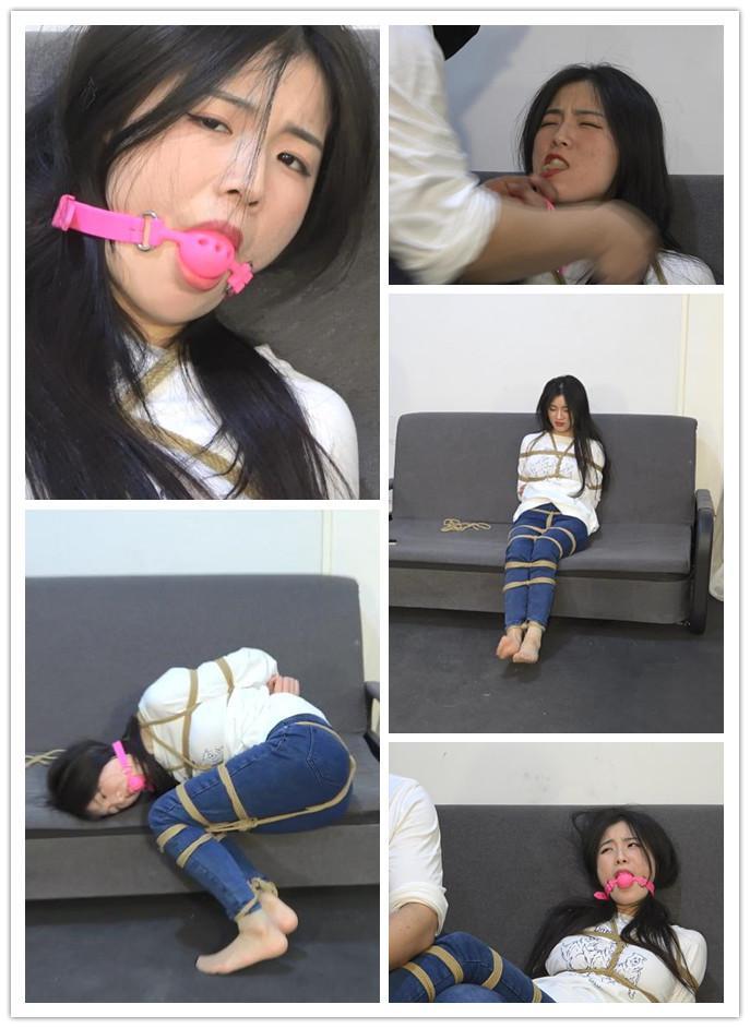 美束映画出品 入室劫案之邻家小妹绑架案 牛仔美女小狐狸紧缚挣扎 邻家小妹小狐狸在家中睡觉，被坏人入室绑架，逼问银行卡密码。<br>小狐狸穿着紧身牛仔裤，被全身捆绑，不断挣扎。丝袜堵嘴，口球塞嘴。<br>此外，有大量的挠脚心TK情节特写。