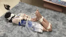 【新月原创】【红豆】定拍 洛丽塔女孩被入室 几十米绳子直臂捆绑 脚趾捆紧TK 驷马放置挣扎 【新月工作室】定拍交流QQ：1003187439 原味找她们：3104988182 小洛（红豆） 2389316626 玉箫 34514571253佳怡 3560530071雨涵<br>本工作室正式启动会员优惠折扣方案，请有兴趣的同好加Q：3104988182详询，所有图片都是GIF小动画<br>同好定拍，感谢授权我发布，剧情接上集【新月原创】【红豆】剧情片 可爱女学生被入室贼吊脚欺负 逼问密码 再后手观音驷马丢着不管了  https://www.smlsml.net/video_detail.php?id=195444<br>去而复返的老贼再次入室了红豆妹妹的家，打扮的漂漂亮亮的红豆妹妹举手认输却还是被报复性的用70米长绳直臂 全身绑了个透心凉。脚趾还被一个个绑紧，拉直，坐在床上被TK白里透红的脚丫子，各种挣扎无果，只能在贼人的逼问下，再次说出了自己的银行卡密码。<br>“你答应我说了就放开我的！！”再次被按在地上，驷马绑紧的红豆妹妹大喊，贼人却连她的脚趾都没放过，绑紧！<br>“少废话，骗了我一次了，上次那样都让你跑掉，给你来个结实的！等密码对了，我自然放了你。”<br>贼人离开之后，红豆妹妹急了，“糟了，这次又给假密码的，他不会放过我了，好紧啊，这次解不开了，怎么办……”