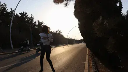 【半岛束艺台】YT1444 悬崖边上的三顺姐 看了三十多年海的三顺姐恐怕做梦也没有想到有一天自己会以这样的方式看海，这更像是海在看你。<br>三顺虽然年过三旬，但心怀少女，路上还调戏了三个骑单车的小哥哥，不过人家不愿给她松绑......<br>【解压密码】peninsula2018,修改后缀名mp4，勿在线观看<br><br>【半岛束艺台】不做精品只做生活，用镜头记录真实绳艺，纯净捆绑，健康游戏！为每一个热爱捆绑的朋友展示最纯粹的绳艺，为每一个顾客用心打造属于您的专属作品。<br>本台主页：https://linzijun.app/@BDTV<br>联系方式：QQ2245148409/微信peninsulastudio/推特Twitter@PeninsulaBound<br>业务咨询秒回，闲聊看心情，色情勿扰。<br><br>