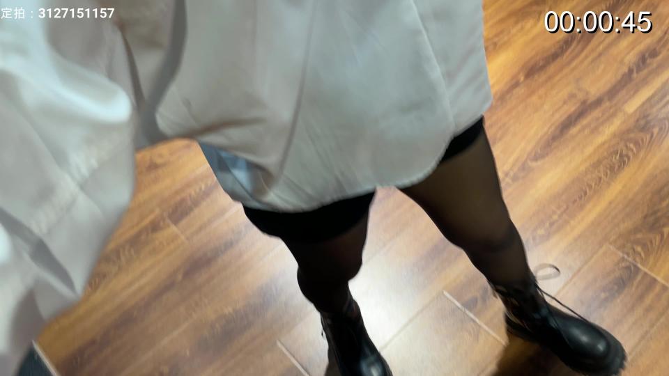 伪女助手视角 一个雇主聘请了一位魔术师为自己作个人表演，<br><br>他看着道具床，这时魔术师牵着女助手来到他面前，同时魔术师邀请雇主上前协助自己参与魔术。<br><br>魔术师指挥雇主住女助手腰鼓，并铐住她的双手双脚。<br><br>完成以后，魔术师将刀片放到女助手身上，女助手呻吟一声，魔术师示意雇主上前检查刀片是否在女助手身上，雇主好奇地上前仔细观察着无处可逃的女助手，忍不住按几下刀片，女助手也随之叫几声。<br><br>雇主检查完毕，魔术师切开女助手，将两半的身体平行放开，让女助手也能完整看到自己的下半身。<br><br>此时的魔术师与雇主尽情地欣赏着被切割的女助手，二人围着动弹不得的她看了一遍又一遍，还动手挠了挠她的脚底，女助手痛并快乐着。<br><br>玩够以后，魔术师还解开了女助手的镣铐，作为新人的女助手也好奇地摸着已经不属于自己的双脚，感叹着魔术的神奇。<br><br>魔术师和雇主将女助手身体推在一起，恢复后，魔术师拉住所有人的手，宣布：“表演成功！”。