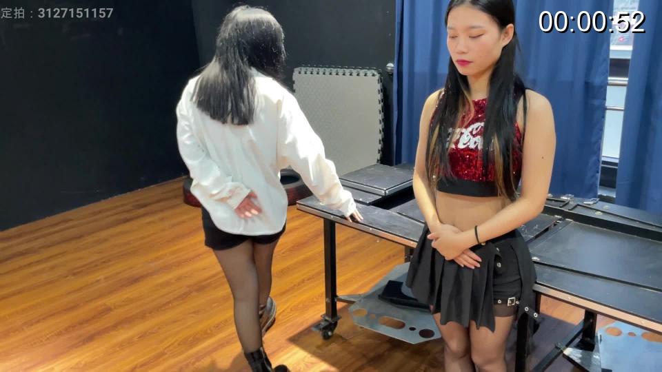 人体切割第一视角 魔术师 一个雇主聘请了一位魔术师为自己作个人表演，<br><br>他看着道具床，这时魔术师牵着女助手来到他面前，同时魔术师邀请雇主上前协助自己参与魔术。<br><br>魔术师指挥雇主住女助手腰鼓，并铐住她的双手双脚。<br><br>完成以后，魔术师将刀片放到女助手身上，女助手呻吟一声，魔术师示意雇主上前检查刀片是否在女助手身上，雇主好奇地上前仔细观察着无处可逃的女助手，忍不住按几下刀片，女助手也随之叫几声。<br><br>雇主检查完毕，魔术师切开女助手，将两半的身体平行放开，让女助手也能完整看到自己的下半身。<br><br>此时的魔术师与雇主尽情地欣赏着被切割的女助手，二人围着动弹不得的她看了一遍又一遍，还动手挠了挠她的脚底，女助手痛并快乐着。<br><br>玩够以后，魔术师还解开了女助手的镣铐，作为新人的女助手也好奇地摸着已经不属于自己的双脚，感叹着魔术的神奇。<br><br>魔术师和雇主将女助手身体推在一起，恢复后，魔术师拉住所有人的手，宣布：“表演成功！”。