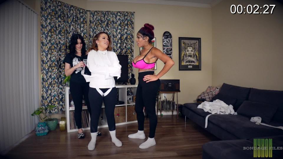 Carmen Valentina & Bella Madisyn Straitjacket Escape Challenge  Nyxon straps Bella & Carmen tightly into their straitjackets, then tells them to try & escape. They both struggle around for a bit, then Carmen cheats my using her reflection in the television to see, but Nyxon scolds her from off camera. These two ladies provide entertaining conversation while using very creative ways to escape from the straitjackets.<br><br><span style='color:#b0b0b0;'>[隐藏文字，购买后可见]</span>