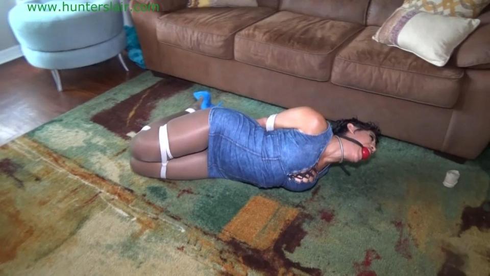 Thieving maid helplessly bound and gagged by the Little Leaguer (WMV 3000kbps) 简介：<br>小偷女仆无奈被小流氓捆绑堵嘴 (WMV 3000kbps)<br> <br>主演：Sahrye<br>捆绑, 女仆 , 拉丁人, 高跟鞋, 上衣, 连裤袜, 自我捆绑, 捆绑肘部, 挣扎, 球塞, 绑腿, POV, BDSM <br><br>性感的拉丁女仆Sahrye以打扫灰尘为借口进入卧室，但她的真正意图是偷东西。她的雇主相当富有，不会放过几块钱或小饰品。Sahrye打开袜子抽屉，发现成捆的小钞卷在银行卷里。她抓起一卷五百美元的钞票，塞进她的衣服。一笔不错的500美元奖金，她对自己笑了笑，但当她听到衣柜里有声音时，她的庆祝心情被打破了。她叫了一声，看看是谁在那里，并惊讶地看到她雇主的继子约翰尼从衣柜里出来，手里拿着一台摄像机。Sahrye试图快速思考以解释她的行为，并乞求他忘记他所看到的一切。但她知道，这个年轻人是可以被收买而保持沉默的。萨哈丽已经多次发现他盯着她的屁股和腿看，还发现他向他的小伙伴们吹嘘他的性感拉丁女仆。她认为她也许能引诱他保持沉默。他们走进客厅，Sahrye打开眼泪，求他保持安静。但这个小混混有自己的计划，他扔给她一捆绳子，命令她用绳子把她的腿绑在一起。萨赫瑞害怕惹怒他，认为如果她拖延他足够长的时间并继续说话，他就会放她走。Sahrye将绳子绑在她膝盖以上的腿上，然后她将另一根绳子绑在她的小腿上，正好在她的膝盖下面。最后一根绳子她绑在脚踝上，然后她按照他的指示绑上了她的细高跟鞋。然后，他命令她把双手放在背后，萨哈丽在他捆绑她的手臂时继续哀求和恳求。在他绑住她的手臂后，乔尼消失了，留下他的性感拉丁女仆无助地被绑在沙发上。Sahrye在绳索中蠕动，抱怨绳索太紧。这小子绑在她上臂上的绳子把她的肘部紧紧地压在她的背后，深深地咬住她上臂周围的软肉。她在紧绷的绳索中无助地挣扎，呼唤约翰尼回来给她松绑。她挣扎着走到地板上，她的裙子搭在她丰满的屁股上，在她挣扎的时候，她的连裤袜盖在后面。最后，约翰尼拿着他的手机回到房间，他正在和他的小伙伴们聊天，邀请他们过来和他被捆绑的无助的女仆玩。萨哈丽哀求他给她松绑，她告诉他，他的朋友们不受欢迎，他们需要保持自己的小秘密。但约翰尼厌倦了她的抱怨，从口袋里掏出一个球状口塞，在萨赫瑞的面前挥舞。萨赫瑞告诉他，他不会用那东西堵住她的嘴，但小约翰尼对她笑了笑，把塞子紧紧地绑在她的牙齿之间。然后，他加了更多的绳子，把她的手腕和脚踝绑在一起，形成了一个紧箍咒。约翰尼又让她一个人去打更多的电话。Sahrye在地板上无助地挣扎着，在残酷的紧箍咒里。她几乎不能动弹，她所能做的只是从一边滚到另一边。她对着口罩哀求和呼救，但她低声的呼喊没有得到回应。她似乎挣扎了好几个小时，然后她听到了敲门的声音。她抬头看到约翰尼打开门，邀请他所有的小联盟队友进屋。当男孩们站在周围盯着在地板上挣扎的漂亮女仆时，她对着她的嘴呜呜地哭了起来，她被紧紧地捆绑着，塞住了嘴，被绑住了。她听到他们在讨论现在该如何处置她，Sahrye无法阻止他们，她知道他们可以对她做任何事情，她无力阻止或抗议任何事情。 (14:10分钟)<br><br><br><br>Description:<br>Thieving maid helplessly bound and gagged by the Little Leaguer (WMV 3000kbps)<br> <br>starring Sahrye<br>bondage, damsel in , Latina, high heels, upskirt, pantyhose, self bondage, tied elbows, struggling, ball gag, hogtied, POV, BDSM <br><br>Sexy Latina maid Sahrye comes into the bedroom with the pretense of dusting, but her real intent was to steal. Her employer was pretty wealthy and wouldn't miss a few dollars or trinkets. Sahrye opens the sock drawer and finds bundles of small demoniation bills roll up in bank rolls. She grabs a roll of five hundred dollar bills and stuffs it into her dress. A nice $500 bonus she smiles to her self, but her celebration mood is broken when she hears a noise in the closet. She calls out to see who is there and is surprised to see her employer's step-son, Johnny, come out of the closet holding a video camera. Sahrye tries to think fast to explain away her actions and to beg him to forget what he seen. But she knows that the youth can be bribed into silence. Sahrye has caught him many times staring at her ass and legs and has caught him bragging to his little league buddies about his hot Latina maid. she thinks she might be able to seduce him into silence. They walk into the living room and Sahrye turns on the tears begging him to keep quiet. But the little punk has his own plans, he tosses her a bundle of rope and orders her to tie her legs together with the rope. Sahrye is afriad to piss him off and thinks that if she stalls him long enough and keeps talking that he will let her go. Sahrye ties the ropes around her legs above her knees, then she ties another rope around her calves, just below her knees. The last rope she ties around her ankles, then she ties her stiletto heels on as he instructs her to. He then orders her to put her hands behind her back, Sahrye continues to beg and plead as he ties her arms. After he ties her arms Johny disappears leaving his hot Latina maid helplessly bound on the sofa. Sahrye squirms in the rope complaining that ropes are too tight. The ropes the brat tied around her upper arms press her elbows close behind her back, biting deep into the soft flesh around her upper arms. She struggles helplessly in the tight ropes calling for Johnny to come back and untie her. She struggles onto the floor, her skirt ride up her ample ass exposing her pantyhose cover behind as she struggles. Finally Johny comes back into the room with his phone, he is talking to his little league buddies inviting them to come over to play with his bound and helpless maid. Sahrye begs and pleads with him to untie her, she tells him that his friends aren't welcome that they need to keep this their own little secret. But Johnny is tired of her complaining and pulls a ball gag out of his pocket and waves it in front of Sahrye's face. Sahrye tells him that he is not going to gag her with that thing, but little Johnny laughs at her and straps the gag tightly between her teeth. He then adds more rope attaches her wrists to her ankles in a tight hogtie. Johnny leaves her alone again to make more phone calls. Sahrye struggles helplessly on the floor in the cruelly tight hogtie. She can barely move, all she can do is roll from side to side. She begs and cries for help into the gag but her muted cries go unanswered. She struggles for what seems hours then she hears a knock on the door. She looks up in to see Johnny open the door and invite all his little league teammates into the house. She sobs and cries into her gag as the boys stand around staring at the pretty maid struggling on the floor tightly bound, gagged and hogtied. She hears them discussing what to do with her now, Sahrye can't stop them she knows that they can do anything they want to her and she is helpless to prevent or protest anything.  (14:10 minutes)<br><br><br><br><br><span style='color:#b0b0b0;'>[隐藏文字，购买后可见]</span>