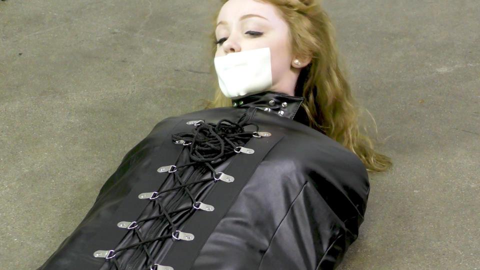 Gagged Girls Stories: Sleepsack Bondage (starring Nikole Nash) Nikole Nask 是对 Beta Gamma Gamma 的最新承诺，即束缚联谊会。 除了作为 Beta Gamma Gamma 姐妹会生活中的所有其他与束缚相关的活动外，她发现每天晚上，所有姐妹会姐妹都在束缚中休息，紧紧地固定在皮革休息袋中，嘴巴被胶带封住。<br><br>在开始休息之前，他们会接受关于日常咒语的讲座，以加深他们对束缚、堵嘴和束缚的热爱，然后用内置的振动器进行刺激，以帮助在束缚和快乐之间建立更牢固的联系。<br><br>当 Nikole 适应了她的束缚时，她发现振动器的力量足以唤醒她，使她陷入长期沮丧的状态。 她的嘴被微泡沫胶带封住，睡袋紧紧地系好，她所能做的就是让快乐冲刷她。<br><span style='color:#b0b0b0;'>[隐藏文字，购买后可见]</span><br>注意：网盘下载解压后加后缀“mp4”
