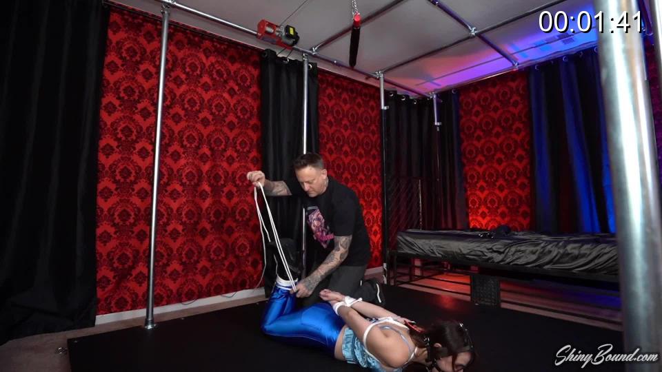 Inverted and Helpless Sexy Ziva Fey gets progressively tied into a hogtie and then hoisted up and inverted by her knees. Her head harness gag is tied back to her arms and she is left there to helplessly dangle and drool.. Shiny comes in and swings and spins her, tickles her, and finally lets her down after he's satisfied with tormenting her. <br><br><span style='color:#b0b0b0;'>[隐藏文字，购买后可见]</span>