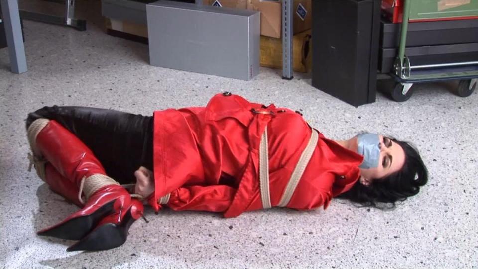 Burglar in the storage! Part 2 (mov)-1920x1080  秘书塔莎可以改变这一切！现在她已经在储藏室里攻击了小偷！她把莫妮卡绑在地板上，并用胶带封住了嘴！当她打电话给警察时，莫妮卡在挣扎，四处移动，试图逃脱……于是塔莎把她绑成了一个漂亮的严格的猪蹄绑，并让她独自待着，而小偷又在与绳子搏斗……没有机会！塔莎穿着性感的裙子和超高跟鞋，莫妮卡则穿着风衣和红色皮靴！<br><br><br>Secretary Tasha could change it! now she has attacked the burglar in the storage room! she has Monica tied up on the floor, and tapegagged! while she is calling the police, Monica is struggling and moving around and tries to escape... so Tasha ties her to a nice strict hogtied, and let her alone, and again the burglar fights against the ropes... no chance!<br>Tasha is wearing a sexy dress and superhigh heels, Monica a trench coat and red leatherboots!<br><br><br> 