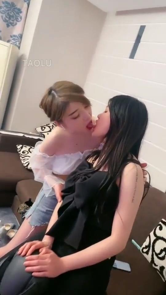 【领主老大】全体重深喉接吻，圣水呕吐物混合绿帽奴 【领主老大】全体重深喉接吻，圣水呕吐物混合绿帽奴<br>原创者：套路直播<br>购买地址<span style='color:#b0b0b0;'>[隐藏文字，购买后可见]</span>