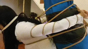 笑笑绑在沙袋上鞭打 笑笑被绑在拳击沙袋上面，舌头也夹住，长鞭挥舞鞭打，双手举过头顶，毛巾堵嘴，吊在大厅中央黑夜放置。视频解压密码：chuxin -                 -<br>一绳所爱绳艺体验店面向全国爱好者开放，本店提供绳艺捆绑模特服务、体验女绳师捆绑服务、体验长时间囚禁服务、绳艺教学培训、绳艺交流会、场地出租、专业麻绳销售，原创视频套图销售、作品私人定制、模特原味丝袜出售等，另外本店招募同好合作伙伴。微信：351552501初心