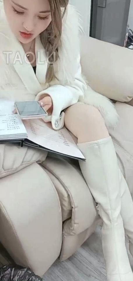【户外】成功7次忽悠到高颜值妹子原味袜子+闻鞋闻脚味道很上头 【户外】成功7次忽悠到高颜值妹子原味袜子 闻鞋闻脚味道很上头<br>原创者：套路直播<br>购买地址<span style='color:#b0b0b0;'>[隐藏文字，购买后可见]</span><br>这次全选的颜值在线的妹子讨要袜子。顺便还闻了下脚，妹子害羞到不行，不过这味儿也挺上头的，还加了几个微信，妹子表示以后还可以联系，剧情精彩刺激。
