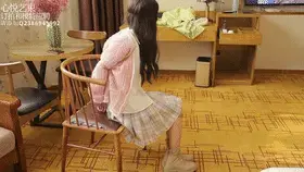 【心悦艺束】（福利弹）继续上一弹，写真拍摄途中的小妹妹意外答应被捆绑这件事第二集，总共就拍了三个，应该是要绝版了，这三个之后这个小妹妹之后不会再有视频了，大家且看且珍惜。 这一部分主要是小妹妹尝试欧式捆绑，挣脱挑战，一开始怕她受不了太紧手麻，差点给挣脱了，还好我眼疾手快，马上给加固了一下，结果小妹妹气急败坏了hiahiahia.<br>5钻意思下吧。这集拍摄时候没有仔细看相机，导致前半部分绑的时候没对上焦有点糊，后半段正常的，预先说明了哦。介意的慎买哦。<br>定拍，模特应聘，请加Q2386945992。海外用户请用Telegram：xybondage。或者联系邮箱：xybondage@qq.com<br>视频中的衣物，丝袜，道具有需要的也可联系我。<br>解压密码是：xyys