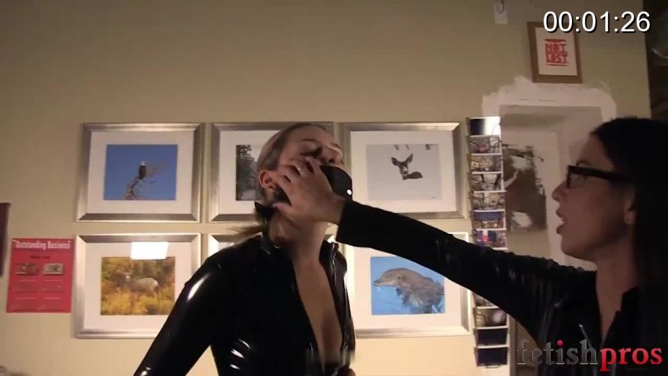 Catsuits and Leather <span style='color:#b0b0b0;'>[隐藏文字，购买后可见]</span><br>Missy Minks is dressed to kill, wearing a hot, vinyl catsuit. She poses for the camera, pushing her shapely ass right in your face! That's when toppy little Serena Blair comes into the room. Standing only 5'1", Serena's wearing a hot catsuit too, only she's in the mood to play...with Missy! Pulling out a gag, Serena gags Missy, then proceeds to bind her with leather straps. Missy falls on the couch, ass in the air, and Serena knows that's the perfect time to spank her hot ass, as drool drips from Missy's pretty little mouth. Strapped, gagged, and dressed up with nowhere to go, Missy is left to struggle on the couch...alone!<br><br>Tags: Ball Gagged, Belt Bondage, Latex