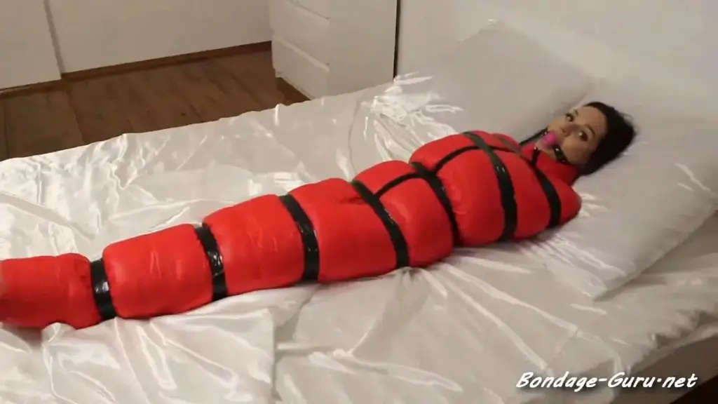 Red Sleep Sack 唯美的妹子红色羽绒睡袋拘束展示<span style='color:#b0b0b0;'>[隐藏文字，购买后可见]</span>