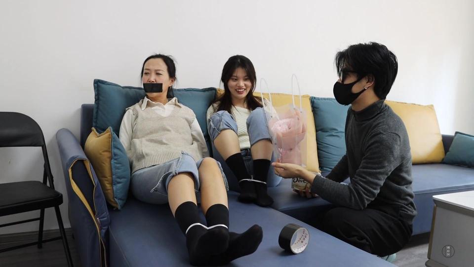 得意客订制【表错情】【都市恋爱喜剧，剧情丰富不限捆绑，袜子爱好者必看，剧情爱好者必看】主演：文清、沈小优 得意客订制【表错情】【上】【都市恋爱喜剧，剧情丰富不限捆绑，袜子爱好者必看，剧情爱好者必看】<br>爱说话的小姨本来为姨甥女打发痴情男，结果糊里胡涂和姨甥女一同被捆绑封嘴，这时才知道痴情男喜爱的是自己，还被调戏一番！<br><br>小优与小姨文清姐同住，自从男主一帆和同事们上过一次小优的家吃饭之后，一帆老是接近小优，还嚷着要到访她家。小优不耐烦了，某天假日中午刚刚午饭后，她和小姨诉苦，一帆拿着鲜花、巧古力按她家门铃，小优想打发一帆走，小姨文清却留下他，带他到厨房洗碗盘，同一时间借故要小优到外买抹布。文清姐婉转地告诉他小优对他没兴趣，鼓励他另找对象，一帆想开口，但结结巴巴、欲言又止。文清嘴巴一直不停地说，一帆越想越懊恼，刚好手上洗好一把刀，一时紧张指着文清姐，又搭着她肩膀到大厅，想她坐在沙发听他慢慢说。可是，一帆结结巴巴，文清误会了一帆发疯，举起双手被一帆推到大厅。文清好言相劝，一帆干脆把文清捆绑封嘴，但一帆仍然结结巴巴没把话说清楚。这时小优刚回来，大吃一惊，也被一帆捆绑。<br><br>两人不能动，也不能说话，安静下来，一帆才一五一十地把自己心意说出来。原来他喜爱的是小优的小姨文清姐。花和巧克力都是送她的。被绑的两人面面相觑，小优很兴奋，吐开堵嘴的抹布猛地鼓动一帆向文清姐表白。一帆撕开文清嘴上的胶带，要她吃光那盒巧克力，他就心满意足。文清无奈之下吃光，之后一帆向文清说他会接受她的一切包括缺点，然后扑向文清的脚一直闻。小优跟一帆说，小姨的前男友就是忍受不了她的脚臭味才离开她，一帆能够接受表示大家有缘份了。面对痴情汉的奇怪举动和姨甥女谈及过去丑事，文清既尴尬又生气。<br><br>谈了一个小时，文清姐假装巧克力吃多了，肚子不舒服，想上洗手间。一帆给她松绑，她悄悄地到厨房拿了锅子，趁一帆和小优聊天时把一帆打昏，说：「游戏已经结束了！」之后松绑小优，报警叫医院把一帆接走。<br>