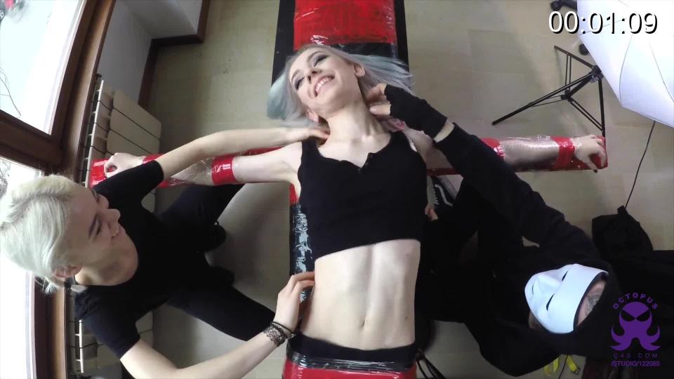 Teena - Upperbody on the Cross The poor 19 years old Teena is tied to the cross and to undergo 10 minutes of tickling torment, with hands, oil, toothbrush and feather. She’s  very sensitive "I ! I ! '' Especially in the ribs, do not you believe it? <span style='color:#b0b0b0;'>[隐藏文字，购买后可见]</span>