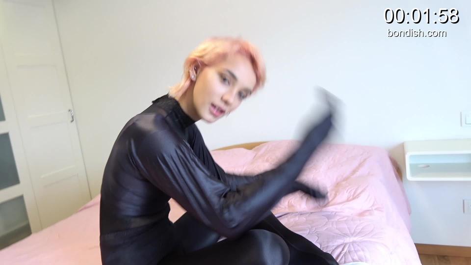  PIXIE PANTYHOSE BONDAGE 	<br>年轻美丽的Pixie被包裹在连裤袜中，用连裤袜绑起来，并配有紧身的微泡沫胶带。然后她躺在床上蠕动，紧绷的尼龙切入她柔软的皮肤，伸展她的嘴唇，完全覆盖了她。小精灵苗条优雅的身体令人兴奋，因为她试图摆脱束缚。她对帮助的需要和通过她贴着胶带的嘴巴发出的呻吟声是一个巨大的转变。再多的摆动和蠕动都无法让她自由。她被困住了，被困住了，急切地寻求帮助。她会为来救她的英雄提供一个美妙的奖励。