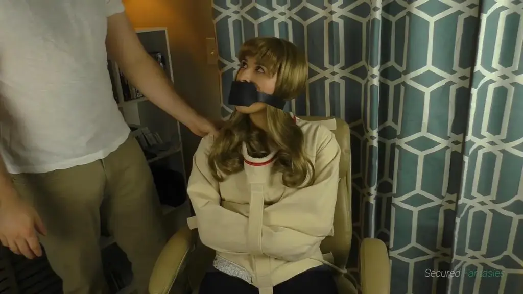 Straitjacket Chair-tie 保罗渴望再给艾玛一次机会，让自己摆脱束缚。 尽管对她之前的失败尝试感到沮丧，但她还是勉强同意了。 她有 5 分钟的时间试图逃跑。 很快很明显，保罗无意让艾玛脱下紧身衣，因为他将她的躯干和脚踝绑在椅子上。 艾玛一起玩，但束缚对她来说太过分了。<br><span style='color:#b0b0b0;'>[隐藏文字，购买后可见]</span><br>注意：网盘下载解压后加后缀“.mp4”