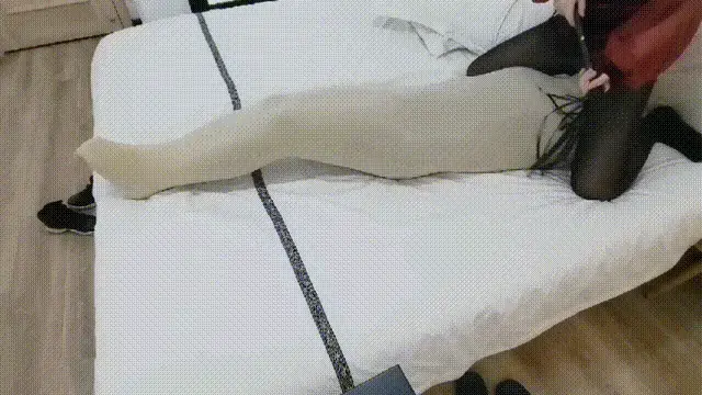 气味系八层丝袜全包驷马和真空睡袋束缚（有过程）闻脚闻鞋坐脸sp强高 今天我家女王大人再次对我进行了超多层丝袜全包，一共是六条丝袜睡袋和两条丝袜，每多加一层束缚感真的倍增，第八层套上的时候身体没有能挣扎的余地，打开电击器和gt训练器，开始疯狂强高榨汁，踩踏闻鞋闻脚坐脸sp。再我多次挣扎无果之后终于将我放了出来。本以为结束了，没想到又把我塞进真空睡袋又进行调教，知道体能坚持不住了才完事。<br>疫情原因停更了很久，实在抱歉。非常感谢大家能喜欢我们的视频，喜欢我们的可以加q1716273314 （一阵快乐的风）一起交流 同时也欢迎大家来订拍视频 <br>谢谢大家的支持