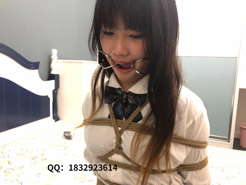 JK小姐姐口环 不知道小姐姐看到自己被绑着带口环是什么感受 子矜原创，百度下载解压密码：zjsy,COS圈的小姐姐第一次来体验绳艺，绑好之后再给她带上口环，然后让她自己呆在房间尝试解绑，小姐姐还自己偷偷的看自己被绑的样子，不知道小姐姐看到自己被绑着带口环是什么感受。原创不易，请大家支持原创，这样作者才更有动力。约拍订拍请联系Q1832923614 