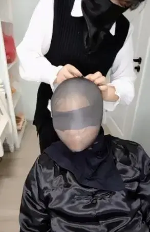 女女捂晕堵嘴多层丝袜套头（哪里有[X_X]了吗） 女女捂晕堵嘴多层丝袜套头<br>创作：安然原创<br><span style='color:#b0b0b0;'>[隐藏文字，购买后可见]</span>