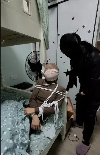 丝袜蒙面女变态入室绑架富家美女捆绑丝袜套头堵嘴玩弄 丝袜蒙面女变态入室绑架富家美女捆绑丝袜套头堵嘴玩弄<br>创作：安然<br><span style='color:#b0b0b0;'>[隐藏文字，购买后可见]</span>