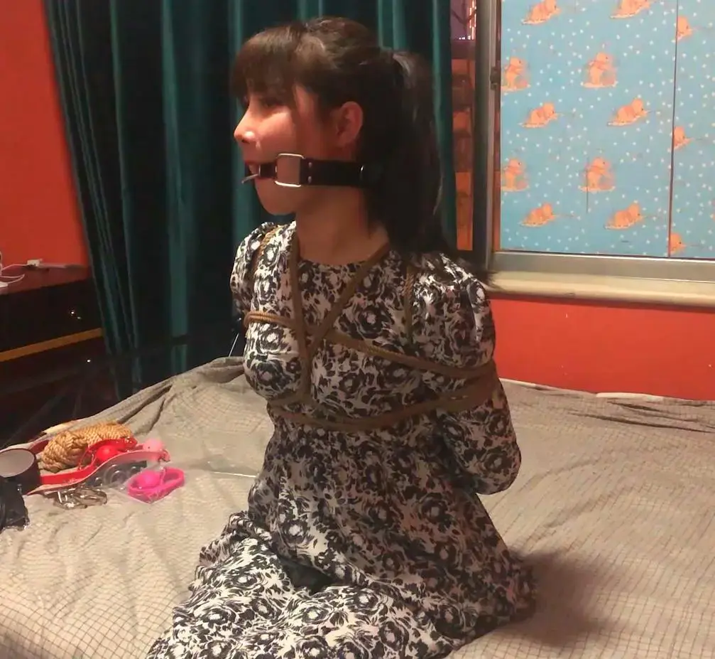 新妹子舞蹈系女生柔韧性和耐力就是好，环形口枷带着看着好乖 子矜原创，百度下载解压密码：zjsy,新妹子青青，初次体验，妹子比较胆小，不敢被绑一个人呆在家里。不过妹子接受程度挺高的，柔韧性和耐力也好<br>定拍、约拍、购买约绑攻略请加QQ。原创不易，请大家支持原创，这样作者才更有动力。约拍订拍请联系Q1832923614