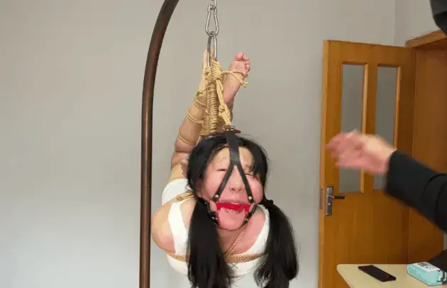 玩奴原创之真实调教女m，泪目暴力连续耳光，超紧驷马超高吊缚！交流购约绑教程请加1152327635！ 解压密码<span style='color:#b0b0b0;'>[隐藏文字，购买后可见]</span>感谢各位同好的支持！我又回来了，这部片子之前博主有放出过一点点片段在推上，很多同好也是一直想要正片！这次就发出来吧，首先这个妹妹有m属性从来没有得到开发，联系到博主想体验一下。那就啥也别说了。直接超紧蛇缚驷马离地超高吊在空中，带上马具口球反正说啥我是啥也听不懂了。暴力耳光计数，妹子脸憋得通红流着泪。还有跟这个妹子对话堵嘴太紧没懂她说什么，看懂得同好可以告诉博主！<br>另外为了方便各位同好约绑，博主最近推出了一个非常详细的约绑教程。里面有非常详细的从零基础开始教大家如何认识妹子，如何与妹子沟通等等。非常的实用，有兴趣的各位同好加1152327635咨询。<br>目前博主已经出了五个系列，分别是绝对真实调教系列，真实约拍系列，口水囚徒系列，紧缚实验室系列，美人小舔犬系列以及最新出的高颜值系列都非常精彩，各种元素满满，希望各位同好多多支持！<br>推特可以关注浅神。本频道提倡健康积极的绳艺亚文化，目的是给生活增添一些情趣，谢谢大家。原来q号还在用，加过的同好不用重复加哦！
