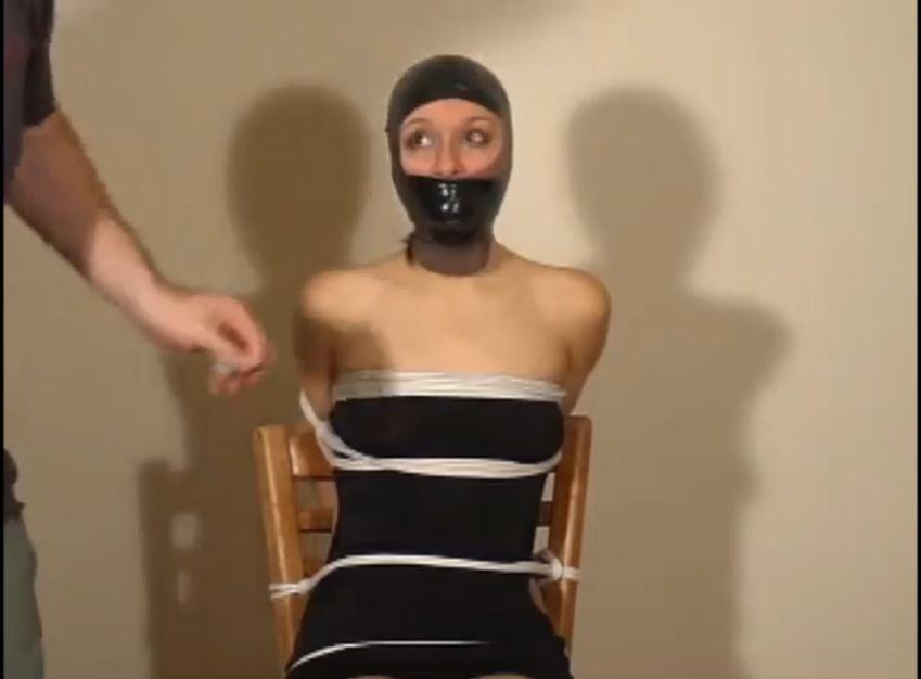 Hood tape gag applied on screen Hood tape gag applied on screen. This is the story of a hood gag and the whole process is shown and Linda makes some interesting and candid comments about the gag while she can ! This is one intense gag using pantyhose and electrical tape and a foam ball. The trick with the electrical tape is to never break it and keep the gag smooth. The most intense part of the gagging process is when the tape is wrapped under the chin as it really tightens the jaw and panic naturally can happen at this point. Linda can be heard to describe it as feeling like an astronaut in a space helmet. <span style='color:#b0b0b0;'>[隐藏文字，购买后可见]</span>