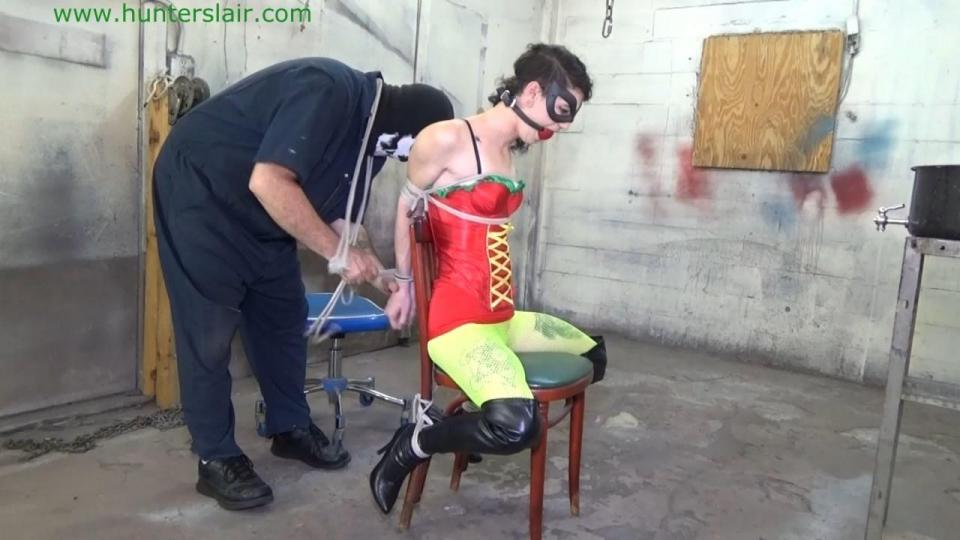 Robyn's orgasm peril (MP4 3500kbps) 罗宾被猎人抓住了，她被残酷地绑在他的巢穴里的铁链上，等待着她的命运。紧密的绳索将她的手肘完全压在身后，她的脚踝被拉起并绑在椅子的两侧，这样她的脚就离开了地面。一个大的红色球状口塞将她的下巴痛苦地张开，使她无法喊叫求救。她可以看到在她面前的一个高高的铁桌上放着一盆水。猎人拿着更多的绳索进来，开始把她的手腕紧紧地绑在一起。然后他在她的小腰上绑了更多的绳子，并把它拉到她的两腿之间。一个日立棒振动器被绑在她两腿之间的绳子上，把日立棒的头压在她的[X_X]上。他从头顶的滑轮上拉下一条链条，并将一个水桶拴在链条的末端。一根绳子绑在她的喉咙上，然后把她喉咙上的绳子捋起来，绑在链条的另一端。罗宾可以感觉到水桶的重量将她喉咙周围的绳子拉紧。水桶就在水盘底部的一个水龙头下面悬着。猎人打开了日立的开关，振动器开始刺激她的[X_X]。罗宾对着她的嘴抗议，因为她感到被振动器在她的[X_X]工作所带来的羞辱。然后，猎人打开了锅底的水龙头。罗宾惊恐地看着水开始滴入水桶。她可以感觉到，随着水桶开始装满水，她的喉咙周围越来越紧。在她挣扎着控制自己的时候，日立公司继续无情地刺激着她的[X_X]。罗宾也感觉到奇怪的刺激，因为它开始掐住她的脖子，她挣扎着要呼吸。在日立和勒紧她喉咙的绳子之间，她开始失去控制，并有一个强烈的[X_X]，她的整个身体都在颤抖，她拼命地拉扯着绳子。她的[X_X]开始消退，但现在她真的被[X_X]了，日立公司继续刺激和振动她的[X_X]，直到她开始感觉到另一个[X_X]在她体内深处形成。她对着自己的嘴大喊大叫，但这是没有希望的，她没有办法从她的屈辱的危险中逃脱。  <br><br>Robyn has been captured by the Hunter and sits cruelly tied to a chain in his lair awaiting her fate. Tight ropes crush her elbows completely together behind her back and her booted ankles are pulled up and tied to the sides of the chair so her feet are off the floor. A large red ball gag spreads her jaws painfully open and prevents her from screaming for help. She can see a pan of water sitting on a high steel table just in front of her. The Hunter comes in with more ropes and begins by binding her wrists tightly together. Then he ties more rope around her tiny waist and pulls it down between her legs. An Hitachi wand vibrator is tied to the rope between her legs, pressing the head of the Hitachi up against her clit. He pulls a chain down from an overhead pulley and attaches a bucket to the end of the chain. A rope is tied around her throat and then the rope from her throat is run up and tied to the other end of the chain. Robyn can feel the weight of the bucket pull the around her throat taut. The bucket dangles just below a spigot at the base of the pan of water. The Hunter flips on the switch on the Hitachi and the vibrator begins to stimulate her pussy. Robyn protests into her gag as she feels to humiliation of getting turned on by the vibrator working on her pussy. Then the Hunter opens the spigot at the base of the pan. Robyn looks on in horror as the water begins to dribble into the bucket. She can feel the around her throat grow tighter as the bucket begins to fill with water. The Hitachi continues to relentlessly stimulate her pussy as she struggles to control herself. Robyn feels also strangely stimulated as the begins to choke her and she struggles to breath. Between the Hitachi and the rope tightening around her throat she begins to loose control and has a strong orgasm, her whole body shakes as she pulls desperately at the ropes. Her orgasm begins to subside but now she is really choking on the and the Hitachi continues to stimulate and vibrator her clit until she begins to feel another orgasm build deep inside her. She screams into her gag but it is hopeless she there is no escape from her humiliating peril. <br><br> 