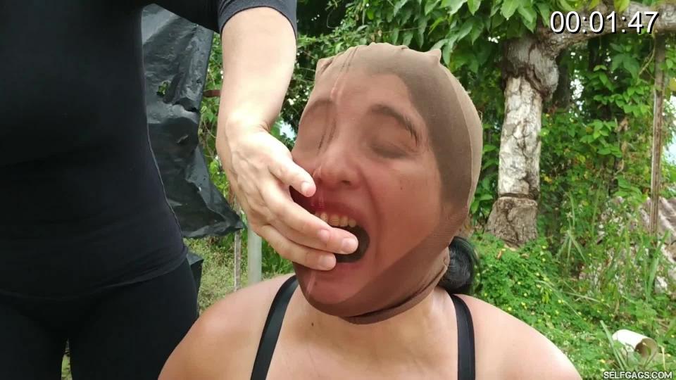 Laura &amp; Wendy in- Pantyhose Hooded Latina BBW Hogtied And Transported In The Backseat Sexy latina BBW Wendy Lopez got her hands tied behind her back, her mouth taped shut and her eyes blindfolded as she is being escorted right out of her house by cunning MILF criminal Laura Martinez. <br><br>Laura escorts the helpless BBW damsel outside and makes her kneel on the ground. Laura replace Wendy's duct tape gag by shoving panties inside her mouth, hooding her with a pair of pantyhose and wrap clear tape around her mouth as a super tight tape cleavegag. <br><br>Wendy is then taken to the backseat of Laura's car. The bound and pantyhose hooded BBW is then hogtied in the backseat where she struggles and mmpphs. She is now ready for transport and she is finally getting driven away by Laura who is going to sell the captured BBW as a sex slave!<br><br><span style='color:#b0b0b0;'>[隐藏文字，购买后可见]</span>