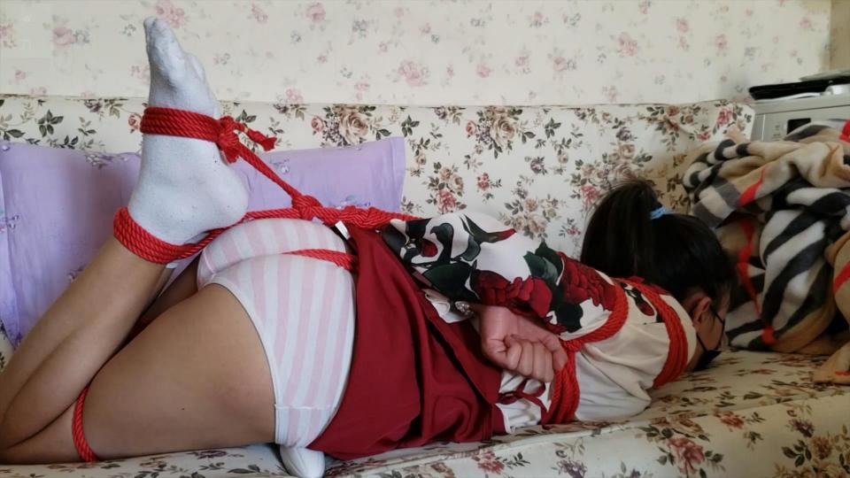 【小九与晴子】【日式紧缚】【汉服】【放置】 废话不多说，汉服晴子日式紧缚m字开腿，震D棒固定放置[X_X]。<br><span style='color:#b0b0b0;'>[隐藏文字，购买后可见]</span>