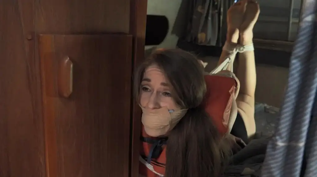BONUS CLIP UPDATE Terra Mizu thinks she is being arrested but when she gets on the boat she realizes it is not the coast guard after all. She tries to radio for help but she is already cuffed and helpless. She gets gagged and hogtied and the man speeds off with her on his boat-<br><br>译文：Terra Mizu 认为她被逮捕了，但当她上船时，她意识到这毕竟不是海岸警卫队。她试图通过无线电寻求帮助，但她已经被铐住并且无助。她被塞住嘴巴并被捆绑，男人和她一起在他的船上飞驰而去——<br>工作室：Borntobebound<br>链接：<span style='color:#b0b0b0;'>[隐藏文字，购买后可见]</span>