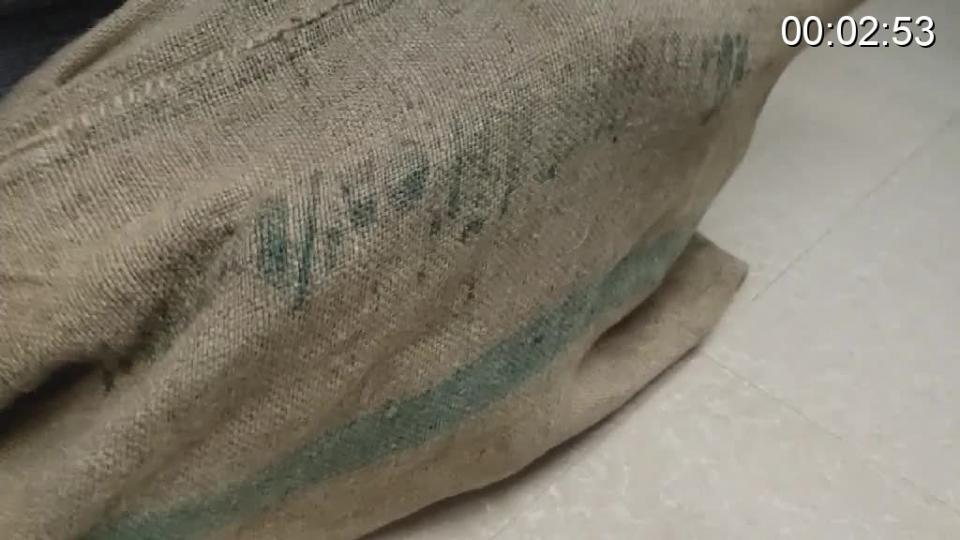 麻袋装美女 作者：忍者屠龙。看电视美女被被绑架装进麻袋，还有网上买的视频美女被捆绑装进麻袋就很兴奋。这次好不容易说服老婆同意玩麻袋。于是让老婆穿上性感的睡裙，装进麻袋里扎紧袋口。看她在里面挣扎“呜呜叫，想像着鼓鼓的麻袋里装着一个美女，有征服感，好爽。