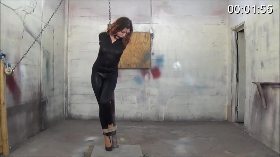 This is the pole Vivian meets the pole. dressed in black cat suit and extreme pumps, Vivian is to stand, She must have picked up some tricks from Nichole.....Before long, she almost squeezes her ankle loose. I walk in and put an end to that.tying her knees to the pole and tying her elbows, tightening up the situation, I watch from behind the scenes, Thinking up a different pose, I return and sit her downspreading her legs, tying her ankles to the anchor points and her knees together. Vivian continues to be defiant. Even trying to spit on me. I add a neck tie and a hair tie and she is a done deal.....<br><br><span style='color:#b0b0b0;'>[隐藏文字，购买后可见]</span>