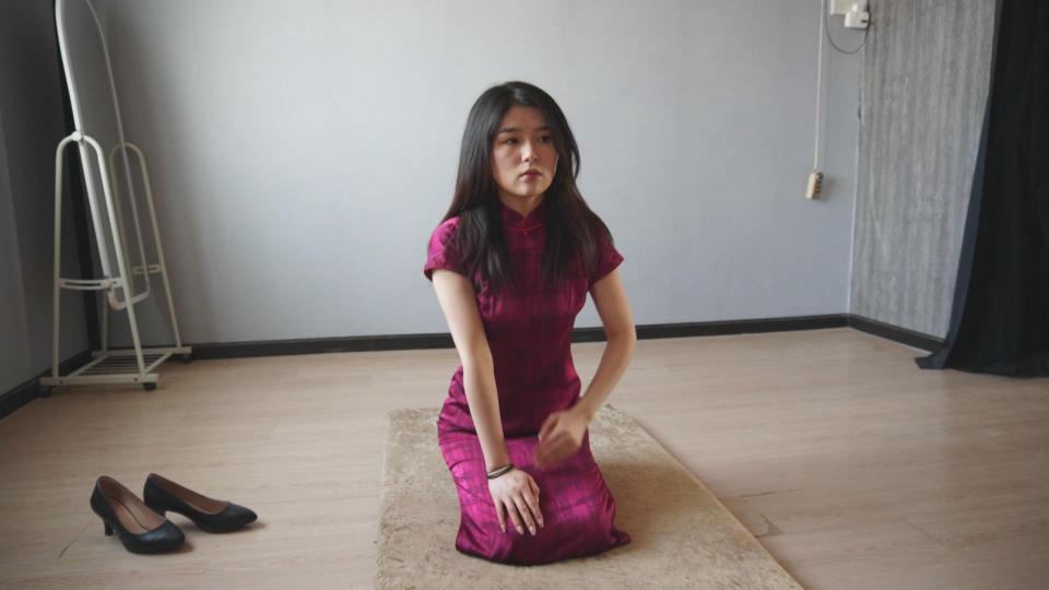 反扭捆绑美女巧巧 这次拍唯美之家美女巧巧，一袭红色旗袍，衬托出古典气质美。绳子捆在身上，将身材凸显的淋漓尽致，值得一看。