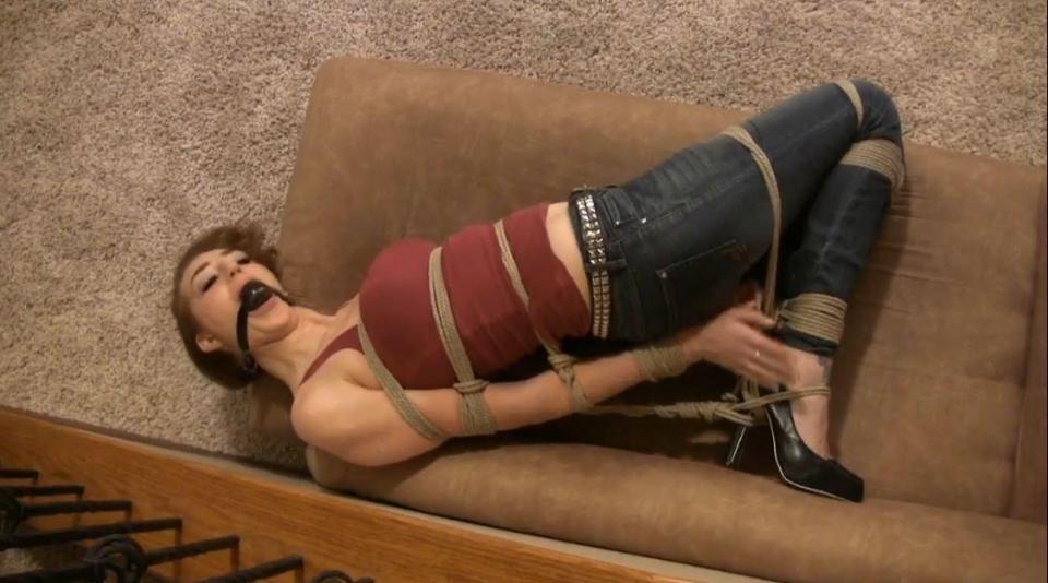 Sablique Von Lux BTS  Sablique Von Lux BTS (HD). Sablique is tied up on the couch wearing tight jeans and a sexy tank top. <span style='color:#b0b0b0;'>[隐藏文字，购买后可见]</span>