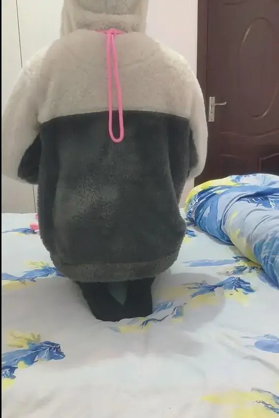 五花自缚教程 给大家介绍一种简单的五花自缚方法。很容易上手的方法，而且效果，体验也很好。（本视频主要是教程为主，希望大家支持）<br>本视频分三个部分组成，分别是整体的方法和两个地方绳结的打发。<br>第一部分：后劲处预留的绳圈。<br>第二部分：绕手臂的具体方法和手腕处绳结的系法。<br>第三部分：整体教程。<br>下面是详细文字教程<br><span style='color:#b0b0b0;'>[隐藏文字，购买后可见]</span>