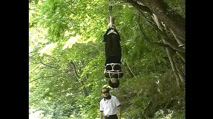 御主人様と女王様W調教 悶絶・針・電流・蝋燭・逆さ吊り <span style='color:#b0b0b0;'>[隐藏文字，购买后可见]</span><br>御主人様と女王様のW責め。悶絶するほどの針を緊縛した人妻の両胸に何本も突き刺していく。低周波マッサージ器を使って電流で女の身体を痺れさす。縛り上げての鞭連打の後は蝋燭責め。天井逆さ吊で容赦ない責めは続く。