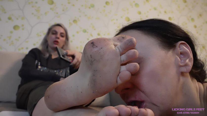 LICKING GIRLS FEET: JANE - Dirty feet for an old whore  Today Jane decides to test the old slave monica for the first time. She wondered how this whore could handle her dirty feet. Jane walked all day on the dirty floor and a lot of dirt and dust stuck to her soles. Jane tells the old idiot to lick all the dust off her bare feet and laughs at her. "You really are a loser! Look at you.. you worship my dirty feet.. My mother is younger than you! lol! You will lick my feet until you swallow all the dirt off them!" Jane was having fun. monica throughly licked the dust off Jane's feet and swallowed it. When monica cleaned Mistress's soles, Jane got them dirty again.. she had a lot of fun watching the old slave polish her dirty feet.<br><br>READ LESS<br>Category: FOOT DOMINATION<br>Related Categories: FOOT WORSHIP, DIRTY FEET, OLDER WOMAN / YOUNGER WOMEN, LESBIAN DOMINATION, HUMILIATION.<br>Keywords: foot worship, old female slave, foot domination, lesbian domination, humiliation, dirty feet, very dirty feet, jane, monica.<br><br>今天简决定第一次测试老奴隶莫妮卡。 她想知道这个妓女怎么能处理她的脏脚。 简在肮脏的地板上走了一整天，很多污垢和灰尘粘在她的鞋底上。 简告诉老白痴舔光脚上所有的灰尘，并嘲笑她。 "你真是个窝囊废！ 看看你。. 你崇拜我的脏脚.. 我妈比你小！ 大声笑！ 你会舔我的脚，直到你吞下所有的污垢！"简玩得很开心。 莫妮卡彻底舔了舔简脚上的灰尘，吞了下去。 当莫妮卡清洗女主人的鞋底时，简又把它们弄脏了。. 她看着老奴隶擦她肮脏的脚，玩得很开心。<br><br>少读点<br>类别：足部控制<br>相关类别:脚崇拜,肮脏的脚,老年妇女/年轻妇女,女同性恋统治,羞辱.<br>关键词：脚崇拜，老女奴，脚统治，女同性恋统治，羞辱，肮脏的脚，非常肮脏的脚，简，莫妮卡。<br><br><span style='color:#b0b0b0;'>[隐藏文字，购买后可见]</span>