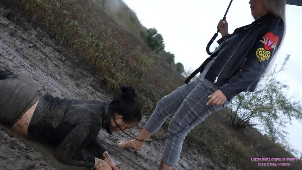 LICKING GIRLS FEET: NICOLE - You must pass the test to become my slave - Hard lesbian humiliation Nicole has a lot of fans .. rose has been begging Nicole for a long time to take her into slavery, and at last today this day has come. Nicole decided to give the pathetic rose a real test .. She took her out of city where she ordered rose to wallow in the mud like a real pig .. rose is ready for any humiliation to become Nicole's slave and falls face down in the mud. Nicole gets her feet very dirty in the mud and orders rose to lick and swallow it. Loser rose worships Nicole's very dirty feet while she insults and laughs at her. "Do you still want to be my slave? Look at you .. now you aren't human, you are a disgusting pig" - Nicole says with disgust and shoves her dirty foot deep into rose's mouth. It's hard to imagine how much dirt rose ate from Nicole's feet .. Nicole is kind today and decided to keep her for herself for further humiliation and fun. rose coped with the test.. Now she is a slave girl.<br><br>READ LESS<br>Category: LESBIAN DOMINATION<br>Related Categories: DIRTY FEET, HUMILIATION, OUTDOORS, FOOT HUMILIATION, FOOT SLAVE TRAINING.<br>Keywords: foot worship, foot slave girl, foot domination, lesbian domination, humiliation, very dirty feet, dirty feet, outside, outdoors, new slave girl, mug, spitting, nicole, rose.<br><br>妮可有很多粉丝。. 罗斯已经乞求妮可很长一段时间，把她带入奴隶制度，终于今天这一天到来了。 妮可决定给可怜的玫瑰一个真正的考验。. 她把她带出了城市，在那里她命令罗斯像一头真正的猪一样在泥里打滚。. 罗斯准备好接受任何羞辱，成为妮可的奴隶，脸朝下倒在泥里。 妮可得到她的脚很脏的泥和命令玫瑰舔和吞下它。 失败者玫瑰崇拜妮可的非常肮脏的脚，而她侮辱和嘲笑她。 "你还想做我的奴隶吗？ 看看你。. 现在你不是人类，你是一只恶心的猪"-妮可厌恶地说，并将她肮脏的脚深深地塞进罗斯的嘴里。 很难想象rose从Nicole的脚上吃了多少泥土。. 妮可今天是善良的，并决定让她为自己进一步羞辱和乐趣。 罗斯应付了考验。. 现在她是一个奴隶女孩。<br><br>少读点<br>类别：女同性恋统治<br>相关类别：肮脏的脚，羞辱，户外，脚羞辱，脚奴隶训练。<br>关键词：脚崇拜，脚奴隶女孩，脚统治，女同性恋统治，羞辱，非常脏的脚，脏脚，外面，户外，新的奴隶女孩，马克杯，随地吐痰，妮可，玫瑰。<br><br><span style='color:#b0b0b0;'>[隐藏文字，购买后可见]</span>