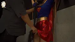 象人定拍-嗷嗷-女超人2  比第一部多了亿点点细节！ 女超人接到了通知电话，要去实验室追杀象博士<br>可惜还是被控制住，然后饱受防毒面具做成的控制器折磨，<br>最后博士给她注射了新型药剂，放她变成听话的傀儡<br>女超人爆种逃脱，但是药效发作，博士和她建立了心灵链接，威胁她让她返回<br>最终在实验室xxoo了她，用新型含氪量高的绳子，吸收了她所有的力量<br>把她作为收藏品，永远封存在了实验室。<br><br>百度云盘1080p，2.97GB。<br>注——————————————————————————————————————————-<br>解压密码：xiangren123 文件后缀改为MP4即可正常观看<br>切勿在百度云中直接观看，容易被和谐!!!!!<br>部分用手机解压后看不了的老哥可以加我，<br>坐标郑州，线上定拍，线下约绳，体验授课。<br>QQ：192370054（注明来意） 