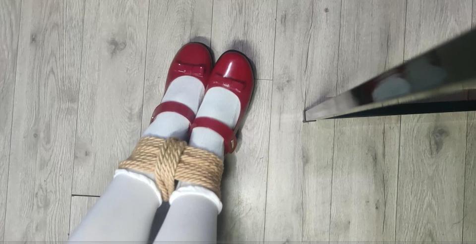 【定拍】几个小玩法 1.并拢捆绑双脚，自行挣脱；<br>2.并腿缚，日式后手，头顶鞋子，鞋子不掉移动一个来回；<br>3.驷马，将一只帆布鞋系在脸上，自行挣脱；<br>4.驷马，将三只缠绕在一起的鞋子分开；<br>5.裙底视角，来回跳跃；<br>6.单腿折腿，脚掌绷直连接后背，在障碍物之间跳跃；<br>7.单腿折腿，双手套上鞋子，倒半杯水，并将物品移开；<br>8.脚铐展示；<br>9.椅子缚，拿出鞋子里的钥匙放到地上的鞋子里，并解开锁链；<br><span style='color:#b0b0b0;'>[隐藏文字，购买后可见]</span>