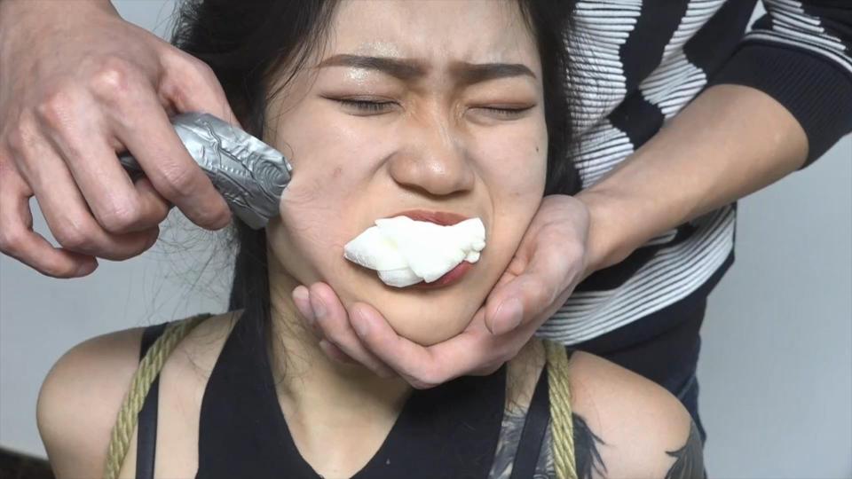 【灰鸟定拍】纹身女孩入室绑架堵嘴  