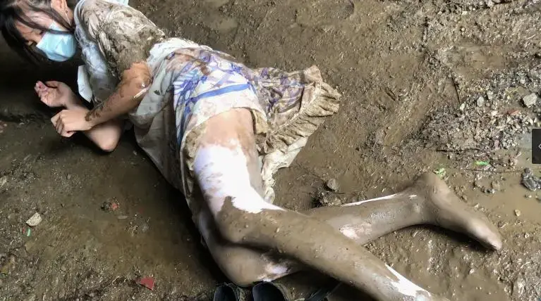 lo裙白丝雨天泥地弄脏 下水道打滚 天气有些凉，小萝莉还是坚持在泥里把自己搞的脏兮兮，在桥下的排污下水道入口处 臭气熏天 ，lo裙和白丝全都沾满了淤泥