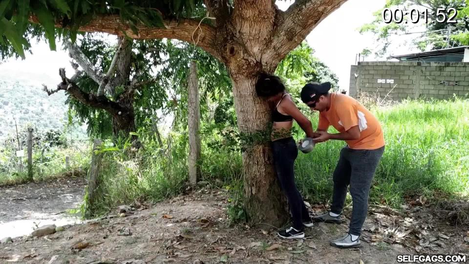Maria Martinez in- Help!!! He Duct Taped Me To A Tree! In this video, our lovely bondage starlet Maria Martinez is enjoying the great outdoors when a crazy psychopath attacks her with a white cloth held against her face from behind. Maria is immediately subdued into rest and is carried around with her jeans-clad ass in the air over the shoulder of her captor.<br><br>The young latina is put down to lean against a tree where she gets duct taped to the tree, and when the beautiful cutie wakes up she immediately gets a pair of panties stuffed and duct tape winded across it and around the tree. Maria is totally fucked and struggles. She later gets duct tape winded across her eyes as an encasing blindfold too before the guy abandons her! Poor thing!<br><br><span style='color:#b0b0b0;'>[隐藏文字，购买后可见]</span>