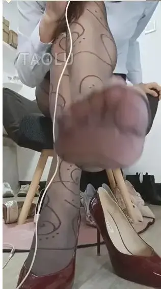 【芒果S】第一视角-红绿灯：猥琐男邻居  <span style='color:#b0b0b0;'>[隐藏文字，购买后可见]</span><br>【芒果S】第一视角-红绿灯：猥琐男邻居 
