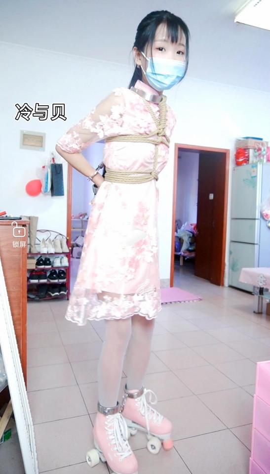 【冷与贝092】定拍轮滑鞋，镣铐+五花紧缚放置调教 下载后解压，解压密码leng解压后改后缀为.mp4<br>定拍作品，一共三段，多种镣铐 绳子组合调教，以下是剧本<br>服饰：粉色旗袍 白色过膝袜 粉色轮滑鞋，戴一次性医用口罩<br>1、冷少无拘束状态，对着镜头原地旋转一圈展示服饰，随后在客厅滑行两圈。滑完后摄影师给冷少戴上项圈 五节铁环铁链 筒铐 一节铁环手铐背铐 脚镣，绑胸缚拉住项圈。冷少对镜头原地转一圈展示拘束具，对镜头进行挣扎展示拘束效果并谈感想，随后在客厅滑行约5分钟，期间尝试跪地后独自站起。5分钟后钻进笼子里，摄影师锁上笼子，结束第一段拍摄。<br>2、冷少拘束方式改为五花紧缚 脚镣（不需拍摄捆绑过程），重新开始拍摄，冷少对镜头原地转一圈挣扎展示五花拘束效果并谈感想，随后在五花紧缚状态下滑约5分钟，期间可以尝试跪地后独自站起，5分钟后跪到拘束架上，摄影师锁上拘束架，并塞入[X_X]，冷少[X_X]瘙痒挣扎五分钟。<br>3、冷少跪姿铐在铁杆上，丝袜蒙眼 口球，手背向内侧Q形铐 筒铐 绕腰铁链手铐，脚上戴一节铁环脚镣，塞入[X_X]挣扎10分钟，期间可以挠痒、打屁股